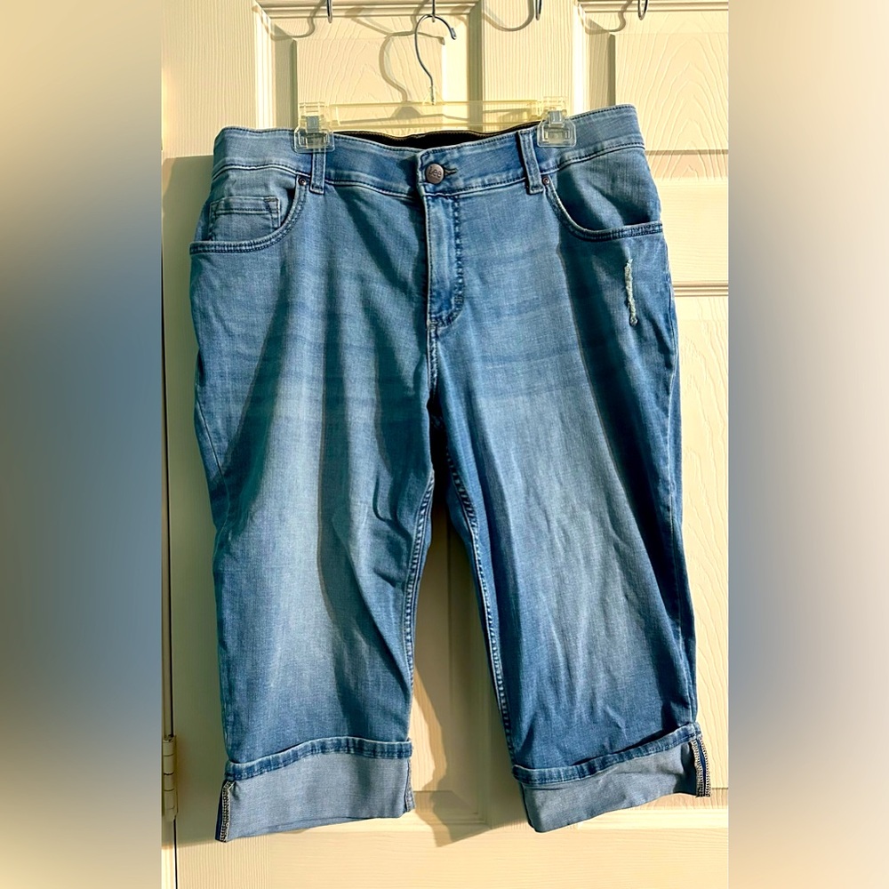 👖👖BUNDLE any 2 Women’s Jeans for $25 Women’s Levi Riders Cropped Jeans